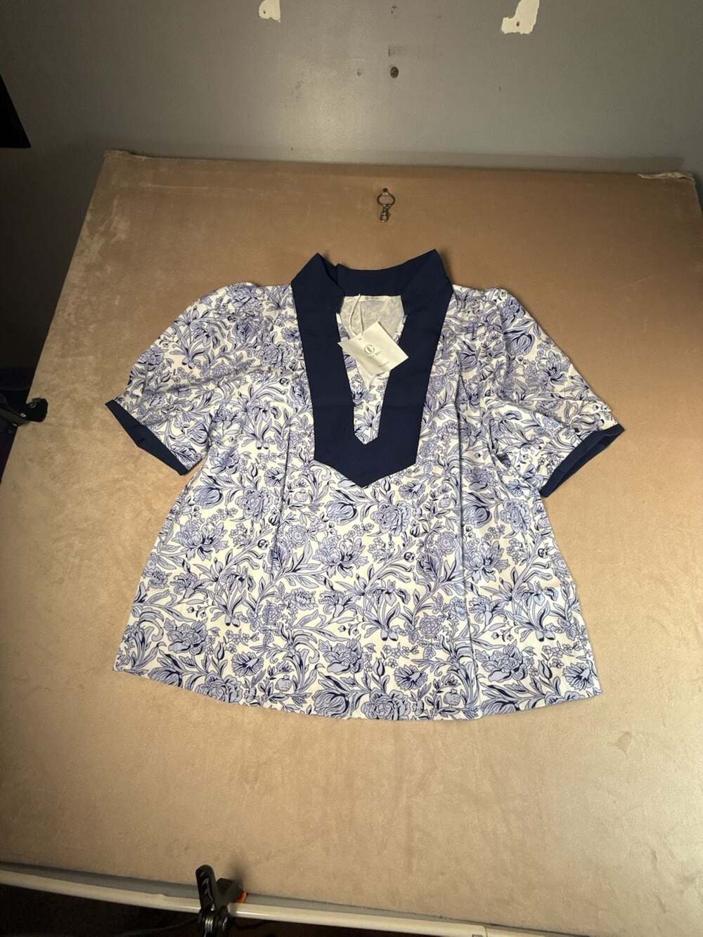 Cicy Bell Blue and White Floral Puff Sleeve Top women’s LG NWT (boxB1-2031)